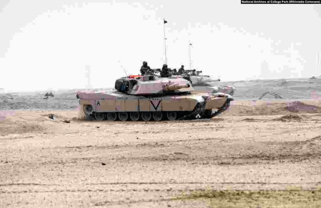 Los tanques de batalla principales M1A1 Abrams del Cuerpo de la Infantería de Marina se mueven por el desierto durante la fase terrestre de la operación Tormenta del Desierto, el 24 de febrero de 1991. Aunque el M1 Abrams entró en servicio en 1980, Tormenta del Desierto fue su primera vez en combate.
