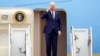 El presidente de EEUU, Joe Biden, saluda al abordar el avión presidencian antes de partir hacia California el 19 de enero de 2023.