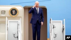 El presidente de EEUU, Joe Biden, saluda al abordar el avión presidencian antes de partir hacia California el 19 de enero de 2023.