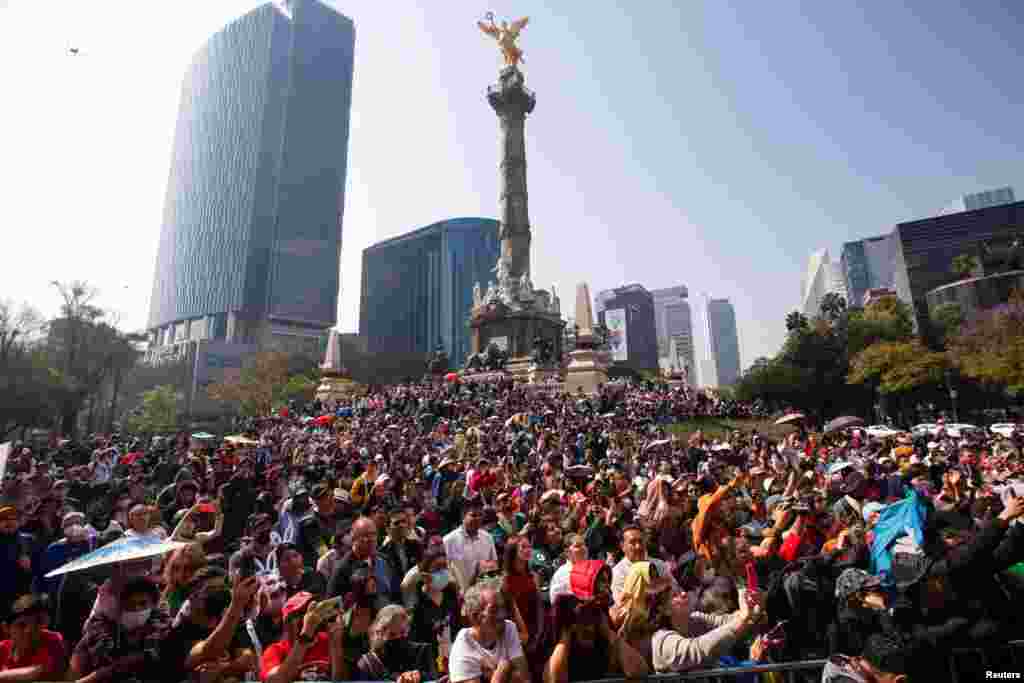 La gente assite a un concurso de disfraces en el monumento Ángel de la Independencia para celebrar el Año Nuevo Lunar del Conejo, en la Ciudad de México, el 22 de enero de 2023.