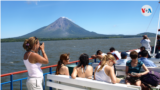 ARCHIVO - Un grupo de turistas viajan hacia la Isla de Ometepe, en Nicaragua. 
