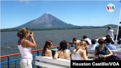 ARCHIVO - Un grupo de turistas viajan hacia la Isla de Ometepe, en Nicaragua. 