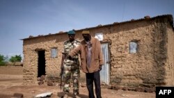 Au moins 13 civils maliens ont été tués jeudi dans une attaque imputée à des jihadistes contre leur village dans le centre du pays, ont indiqué vendredi des élus locaux.