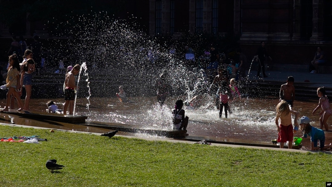 Anak-anak bermain air di Victoria and Albert Museum, London, Inggris, Jumat, 12 Agustus 2022. Inggris menghadapi gelombang panas yang diperkirakan akan mencapai suhu 35 derajat Celcius minggu depan. (AP/Manish Swarup)