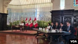 La presidenta de Perú, Dina Boluarte, sostiene un encuentro con corresponsales extranjeros en el Palacio de Gobierno, en Lima, el 24 de enero de 2023. 