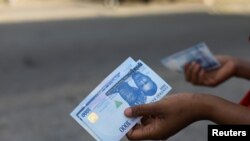 Une personne tient de nouveaux billets de 1000 nairas à Abuja, au Nigeria, le 15 décembre 2022.