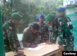 Pengunjung sidang di Pengadilan Militer III-19 Jayapura mengisi daftar hadir persidangan, Selasa, 24 Januari 2023.(Foto: Pale G)