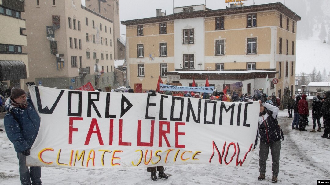 Aktivis iklim memasang spanduk berisi protes mengenai seruan "Keadilan Iklim" menjelang Forum Ekonomi Dunia (WEF) 2023 di resor pegunungan Alpen di kota Davos, Swiss (foto: dok).