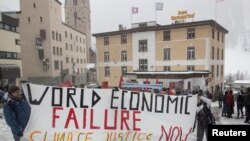 스위스 휴양지 다보스에서 15일 환경운동가들이 세계경제포럼(WEF)을 앞두고 기후 변화 문제 해결을 촉구하며 시위 하고 있다.