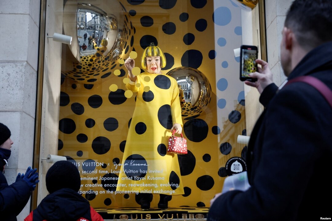 Yayoi Kusama the robot of Louis Vuitton, place Vandome. France