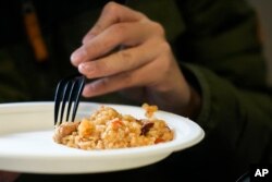 Seorang siswa tengah mencicipi makanan yang dipersiapkan untuk siswa SMA Mount Diablo di Concord, California, 13 Januari 2023. (AP/Godofredo A. Vásquez)