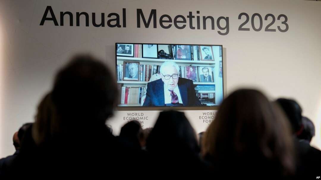 Mantan Menteri Luar Negeri AS Henry Kissinger muncul di layar panel selama pertemuan tahunan Forum Ekonomi Dunia, di Davos, Swiss, Selasa, 17 Januari 2023. (AP/Markus Schreiber)