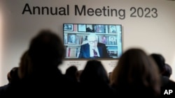 Mantan Menteri Luar Negeri AS Henry Kissinger muncul di layar panel selama pertemuan tahunan Forum Ekonomi Dunia, di Davos, Swiss, Selasa, 17 Januari 2023. (AP/Markus Schreiber)