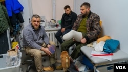 2023年1月16日，在烏克蘭利沃夫，一名失去小腿的烏克蘭士兵正在和假肢醫師會面。（美國之音博夏特拍攝）