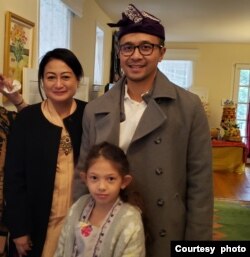 Sade Bimantara bersama istri dan putrinya (foto: courtesy).