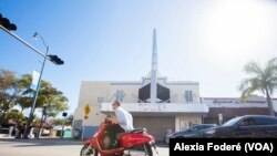 Un hombre conduce un scooter en la Calle 8, en el corazón de la Pequeña Habana, el 25 de enero de 2023.