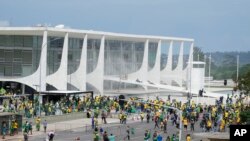 Partidarios del expresidente de Brasil Jair Bolsonaro protestan ante el Palacio de Planalto, el 8 de enero de 2023, en Brasilia. 