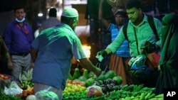 বাংলাদেশের ঢাকার কাওরান বাজারে সবজি কিনছে মানুষ। (ফাইল ছবি) 