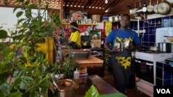 Staff at Casa Teranga, Senegal's first fully vegan restaurant, cook up West African dishes using chickpeas, black eyed peas and cassava instead of animal products. (Annika Hammerschlag/VOA)