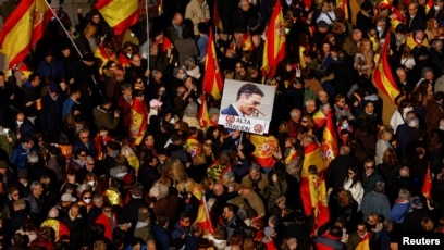 Protestuesit duke kërkuar dorëheqjen e Kryeministrit Sanchez (Madrid, 21 janar 2023)
