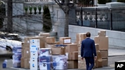 미국 백악관 웨스트윙 앞에 아이젠하워 행정동 건물에서 나온 상자들이 쌓여 있다. (자료사진)