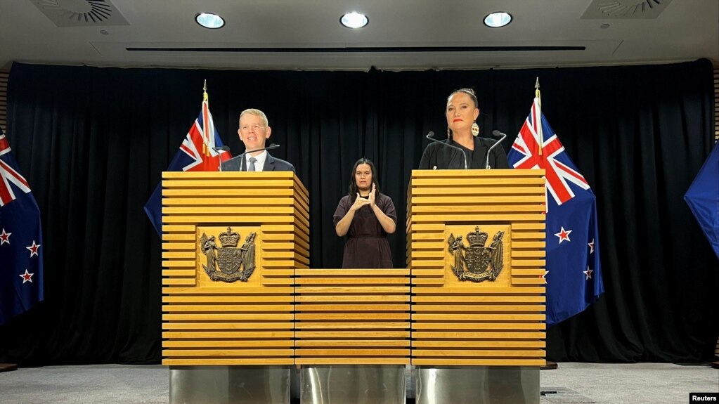 新西兰工党的克里斯·希金斯Chris Hipkins（左）与党友Carmel Sepuloni被核准出任总理和副总理后见记者。（路透社）(photo:VOA)