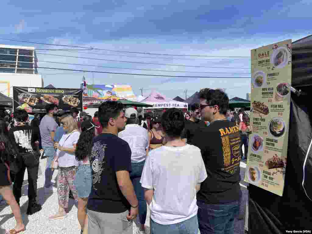 Fusiones de platos latinoamericanos y asiáticos como la Ropa Vieja Ramen, el Lechón Roll y las Croquetas Yakitori estuvieron entre las propuestas especiales de esta edición para celebrar el Año Nuevo Lunar y las tradiciones chinas en el festival de comida al aire libre Smorgasburg, en Miami, el 21 de enero de 2023.&nbsp;