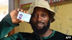 Un homme montre sa carte d'électeur récupérée auprès de la Commission électorale nationale indépendante à Lagos, le 12 janvier 2023.