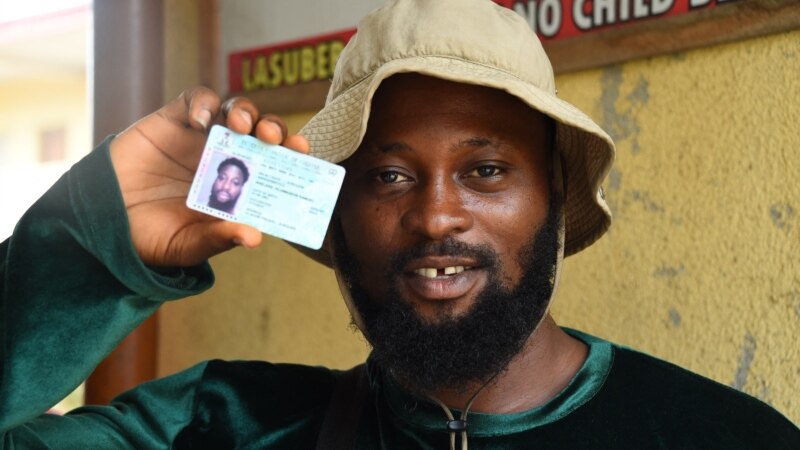 Au Nigeria, récupérer sa carte d'électeur pour 