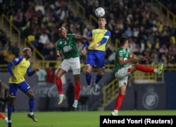 Cristiano Ronaldo dan Anderson Talisca ketika berhadapan dengan Marcel Tisserand dari Al Ittifaq. (Foto: REUTERS/Ahmed Yosri)