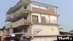 হেলে পড়েছে ৪ তলা ভবন