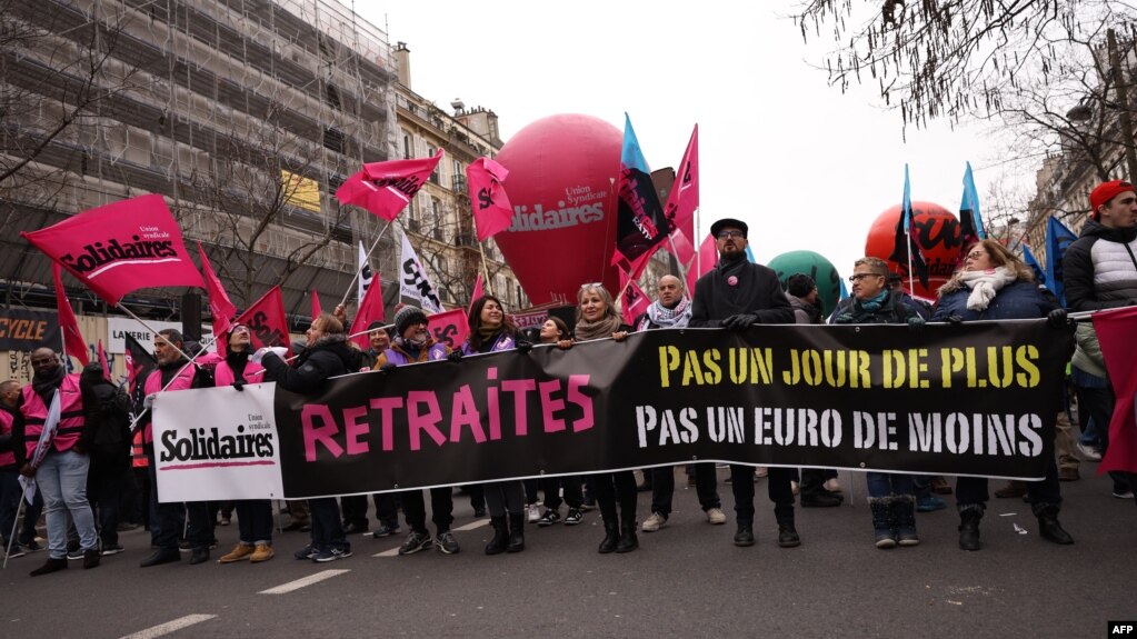 Nhiều người đình công, biểu tình ở Paris hôm 19/1/2023.