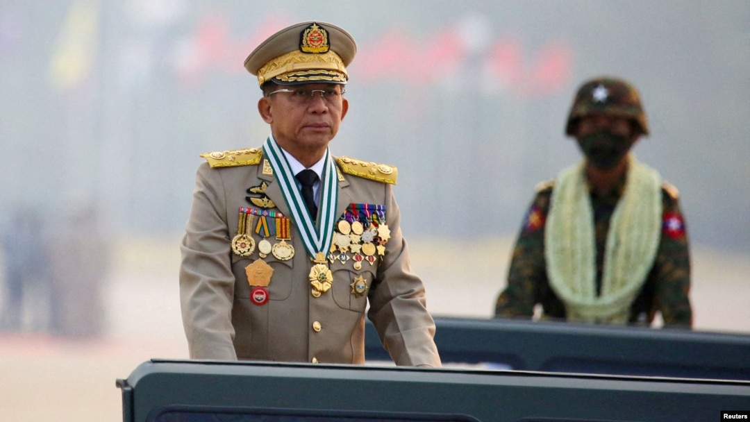 Panglima junta Myanmar Jenderal Senior Min Aung Hlaing, yang menggulingkan pemerintah terpilih melalui kudeta pada 1 Februari 2021, memimpin parade tentara pada Hari Angkatan Bersenjata di Naypyitaw, Myanmar, 27 Maret 2021. (Foto: Reuters)