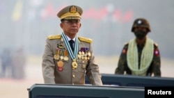 Panglima junta Myanmar Jenderal Senior Min Aung Hlaing, yang menggulingkan pemerintah terpilih melalui kudeta pada 1 Februari 2021, memimpin parade tentara pada Hari Angkatan Bersenjata di Naypyitaw, Myanmar, 27 Maret 2021. (Foto: Reuters)