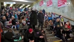 Kievliler Bir Kez Daha Metro Duraklarına Sığındı
