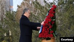 Prezident Shavkat Mirziyoyev Islom Karimov haykali poyiga gulchambar qo‘ydi. 30-yanvar, Toshkent shahri.