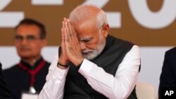 Perdana Menteri India Narendra Modi menyapa hadirin dalam upacara pelantikan Ketua Menteri Gujarat Bhupendra Patel, di Gandhinagar, India, 12 Desember 2022. (Foto: AP)