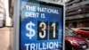 Уличный баннер с цифрой уровня национального долга в центре Вашингтона, 20 января 2023 года