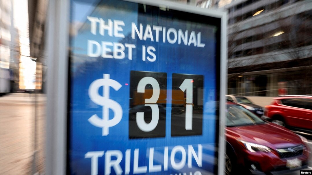 Mobil-mobil melintas di sebuah papan iklan yang menunjukkan angka utang Amerika Serikat, di Washington, 20 Januari 2023. (Foto: Amanda Andrade-Rhoades/Reuters)