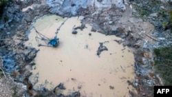 Vista aérea de una draga ilegal utilizada para extraer polvo de oro con mercurio cerca de Puerto Maldonado, provincia de Tambopata, región de Madre de Dios, en la selva amazónica del sureste de Perú, el 1 de septiembre de 2019.