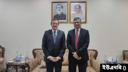 বাংলাদেশের পররাষ্ট্র সচিব মাসুদ বিন মোমেনের সঙ্গে ফ্রান্সের ইউরোপ ও পররাষ্ট্র মন্ত্রণালয়ের এশিয়া বিষয়ক পরিচালক বার্ট্রান্ড লরথোলারি।