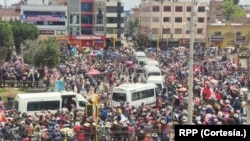 Pobladores de la localidad puneña de Ilave en Puno despiden a los manifestantes que viajan a Lima. [Foto: Cortesía RPP].