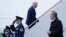 Prezidan Joe Biden monte eskalye avyon prezidansyel Air Force One nan baz aviyasyon Andrews nan eta Maryland, Jedi 19 Janvye, 2023.