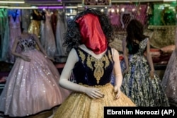 Manekin dengan kepala tertutup di toko pakaian perempuan, Senin, 26 Desember 2022, di Kabul. (Foto: AP/Ebrahim Noroozi)