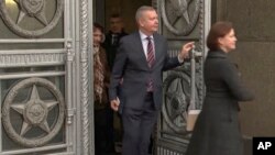 রাশিয়ান পররাষ্ট্র মন্ত্রকের প্রেস সার্ভিস প্রকাশিত ভিডিও থেকে নেওয়া এই ছবিতে, মস্কোতে রাশিয়ান পররাষ্ট্র মন্ত্রণালয়ের ভবন থেকে বেরিয়ে যাচ্ছেন এস্তোনিয়ান রাষ্ট্রদূত মার্গাস লাইড্রে। ২৩ জানুয়ারী, ২০২৩। 