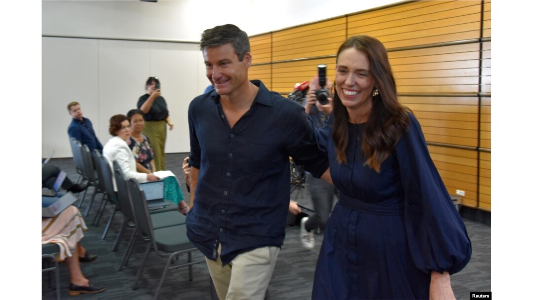 Perdana Menteri Selandia Baru Jacinda Ardern pergi dengan mitra lamanya Clarke Gayford setelah pengumuman pengunduran dirinya di War Memorial Hall, di Napier, Selandia Baru 19 Januari 2023. (Foto: via Reuters)