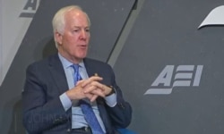 美国共和党联邦参议员约翰·科宁（Sen. John Cornyn, R-TX）2023年1月23日出席AEI举办的活动，讨论美军备战状态、国防工业基础和台湾防御等议题。（照片来源：视频截图）