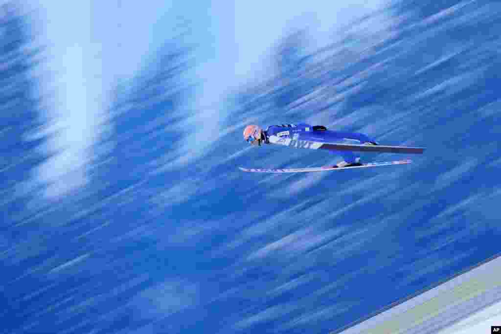 Давид Кубачки од Полска за време на неговиот квалификациски скок на Светскиот куп во скијање во Бад Митерндорф, Австрија.
