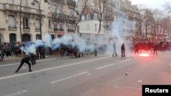 19일 프랑스 파리에서 열린 연금 개혁 반대 시위대가 경찰과 충돌했다.
