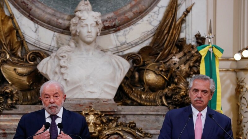 Lula habla de «moneda comercial» común durante viaje a Argentina